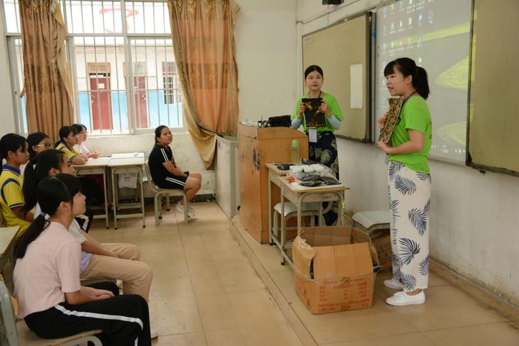 艺术服务团的重点活动之一是携手东龙镇初级中学开展文化艺术培训班
